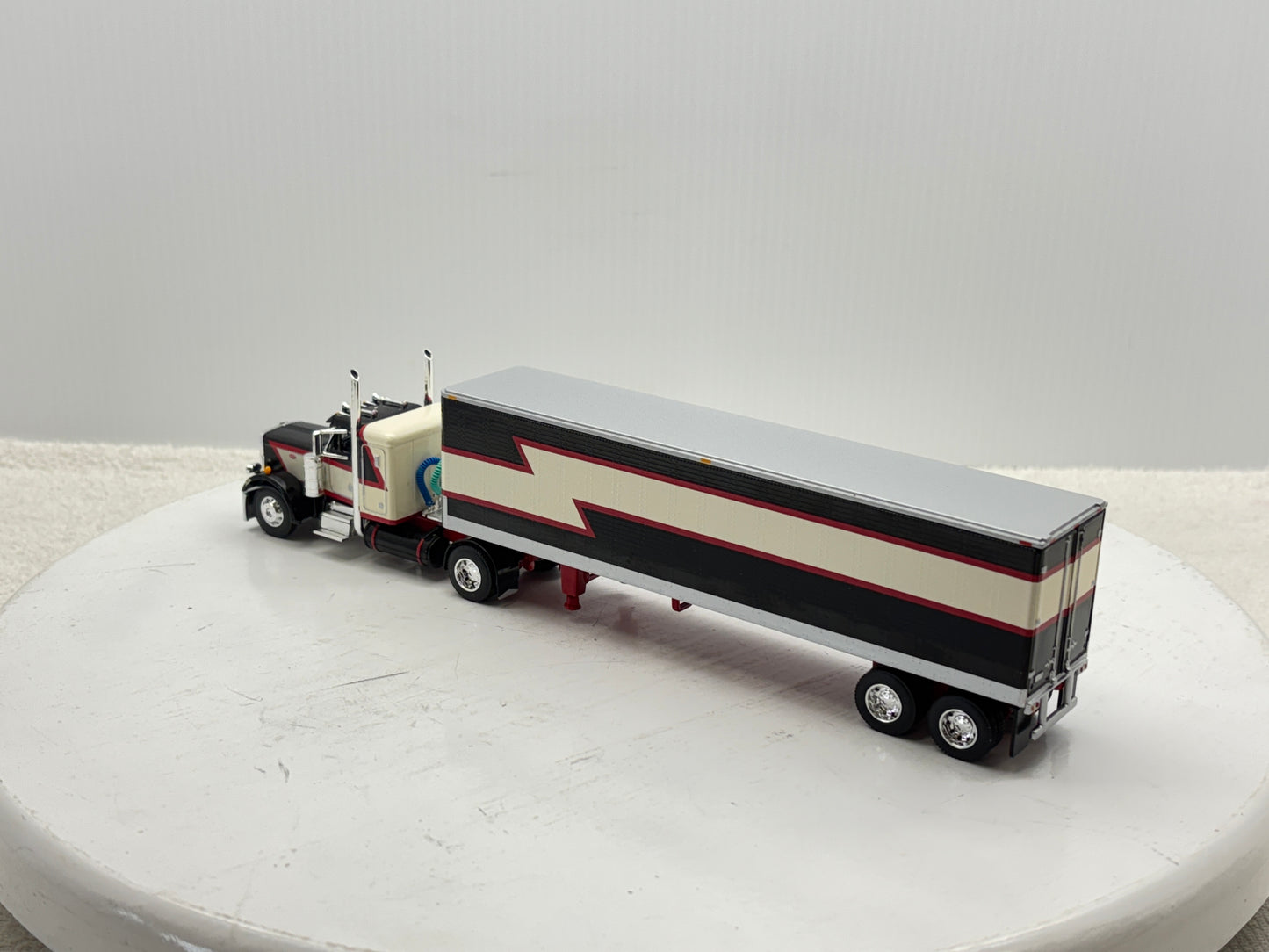 1/64 Peterbilt 359