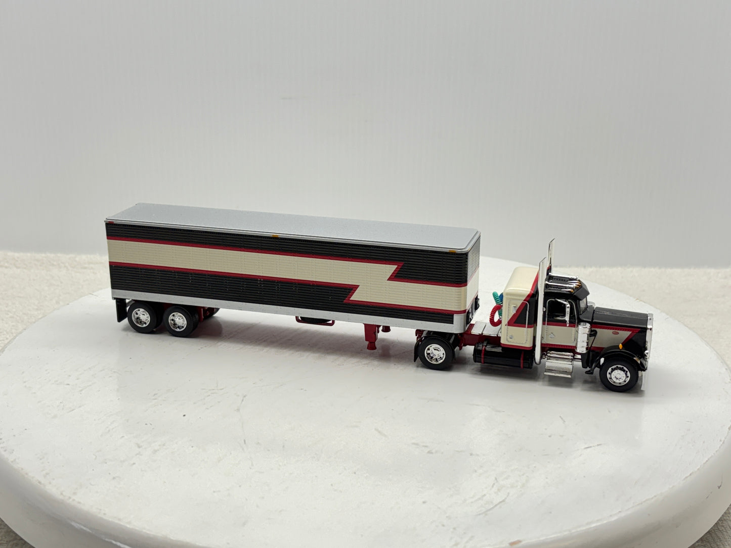 1/64 Peterbilt 359