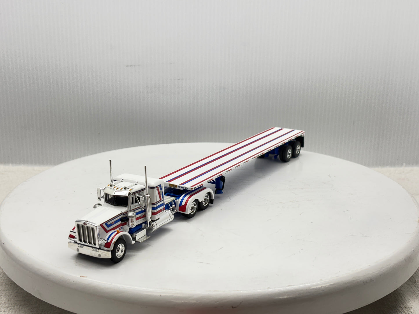 1/64 Peterbilt 359 36'' Flat Top Bicentennial