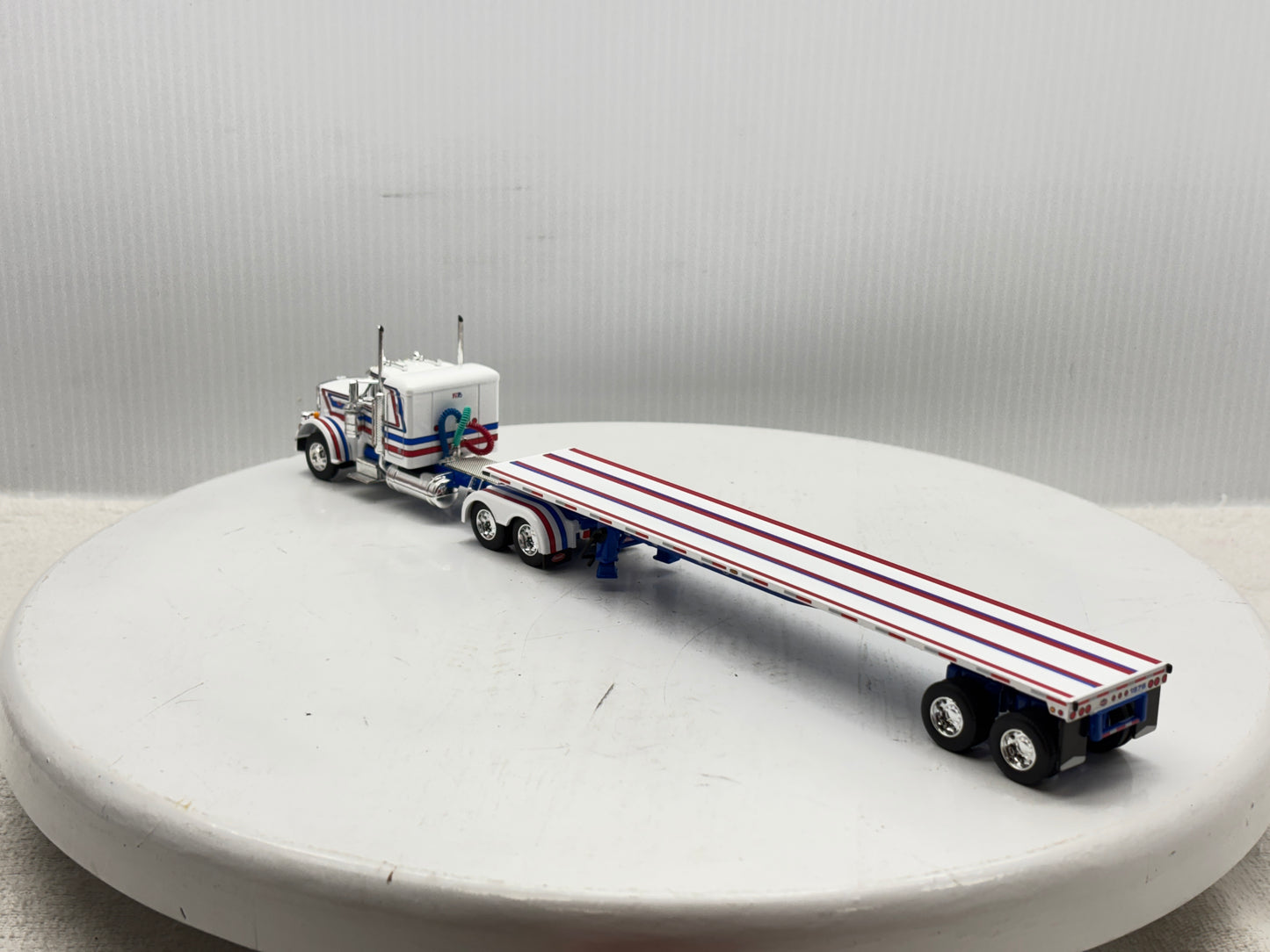 1/64 Peterbilt 359 36'' Flat Top Bicentennial