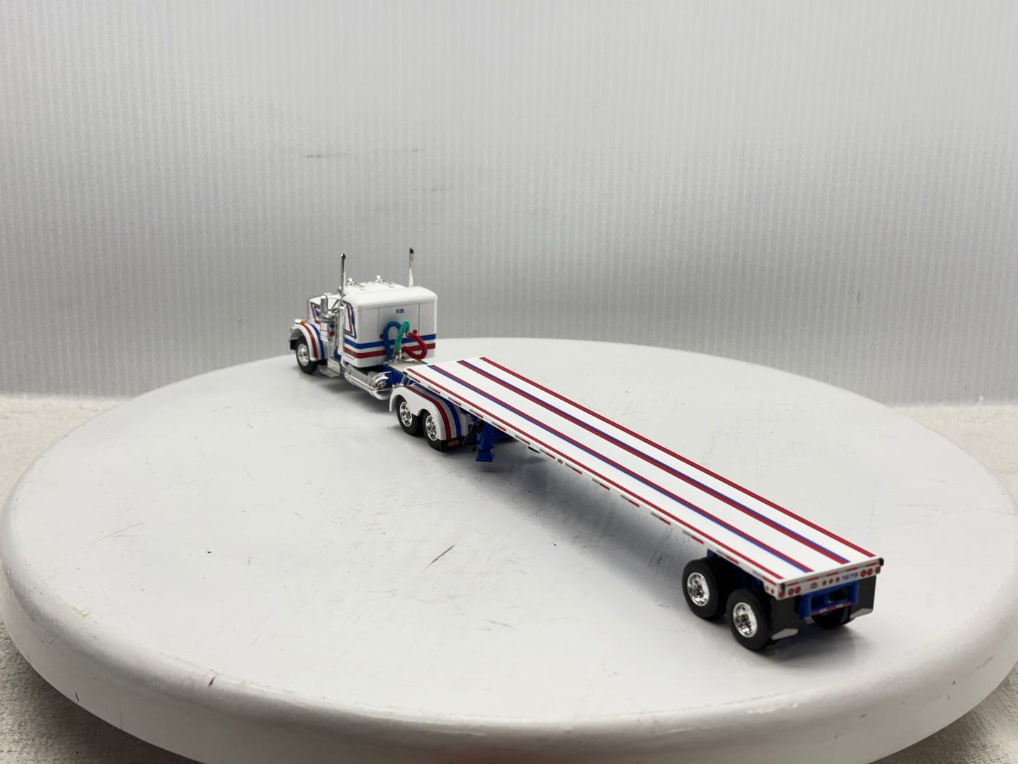 1/64 Peterbilt 359 36'' Flat Top Bicentennial