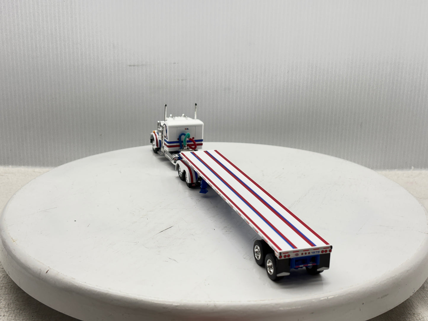 1/64 Peterbilt 359 36'' Flat Top Bicentennial