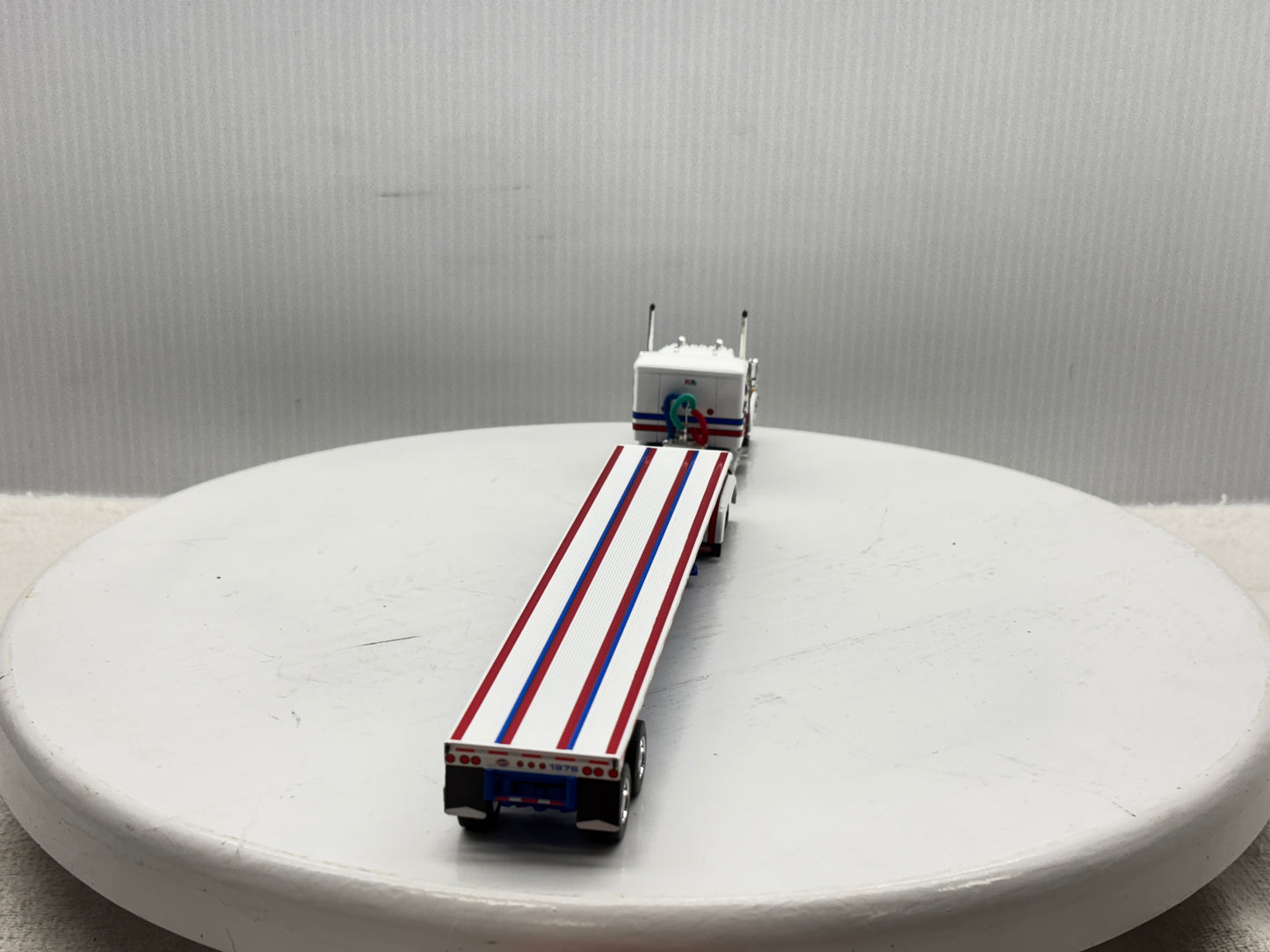 1/64 Peterbilt 359 36'' Flat Top Bicentennial