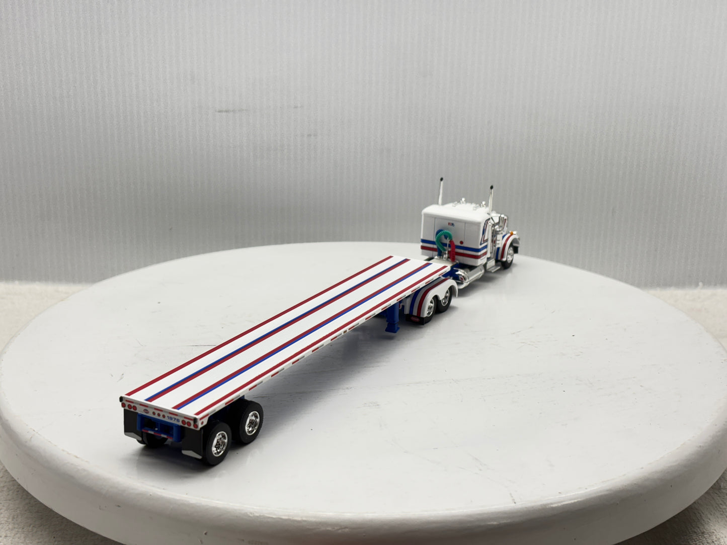 1/64 Peterbilt 359 36'' Flat Top Bicentennial