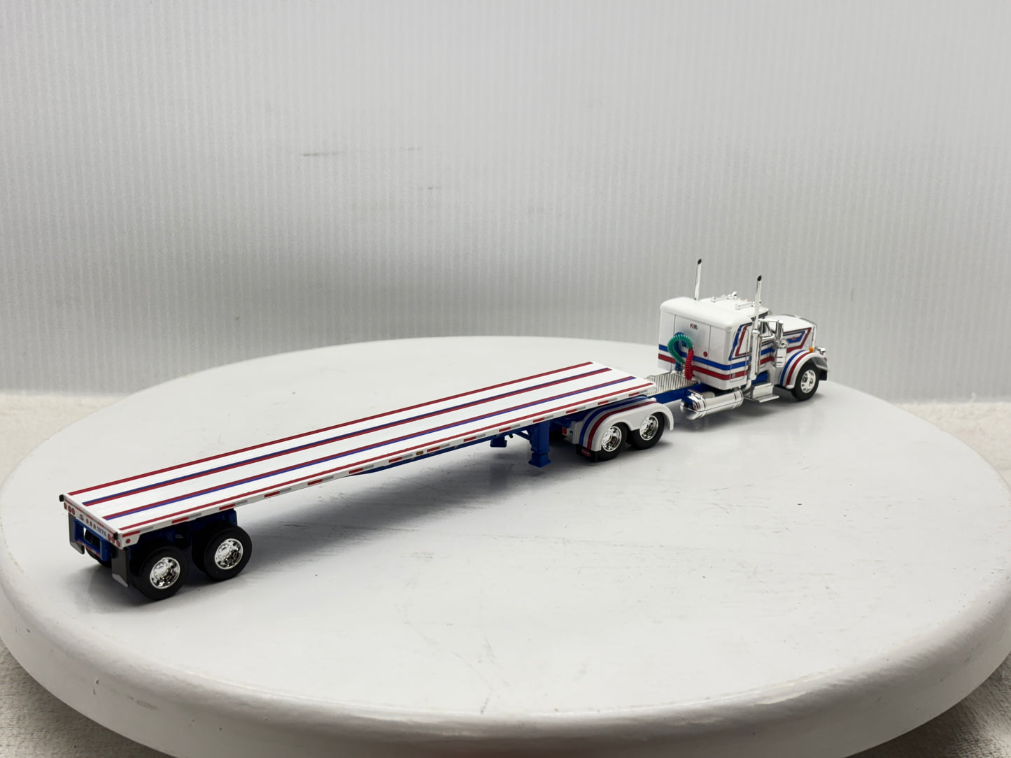 1/64 Peterbilt 359 36'' Flat Top Bicentennial