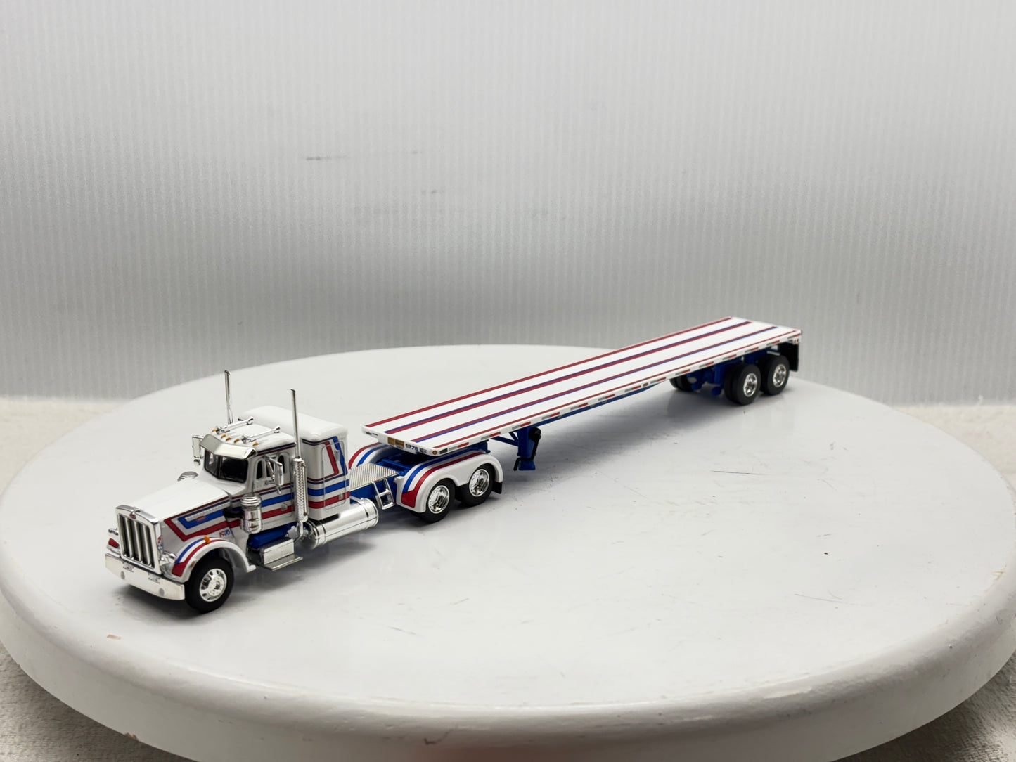 1/64 Peterbilt 359 36'' Flat Top Bicentennial
