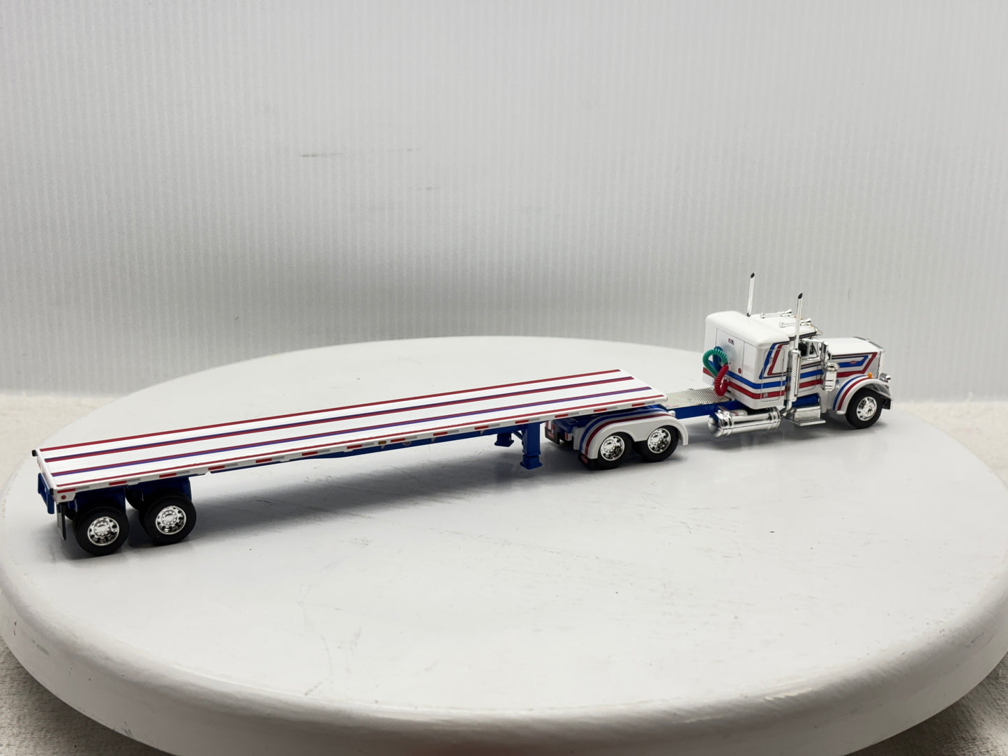 1/64 Peterbilt 359 36'' Flat Top Bicentennial