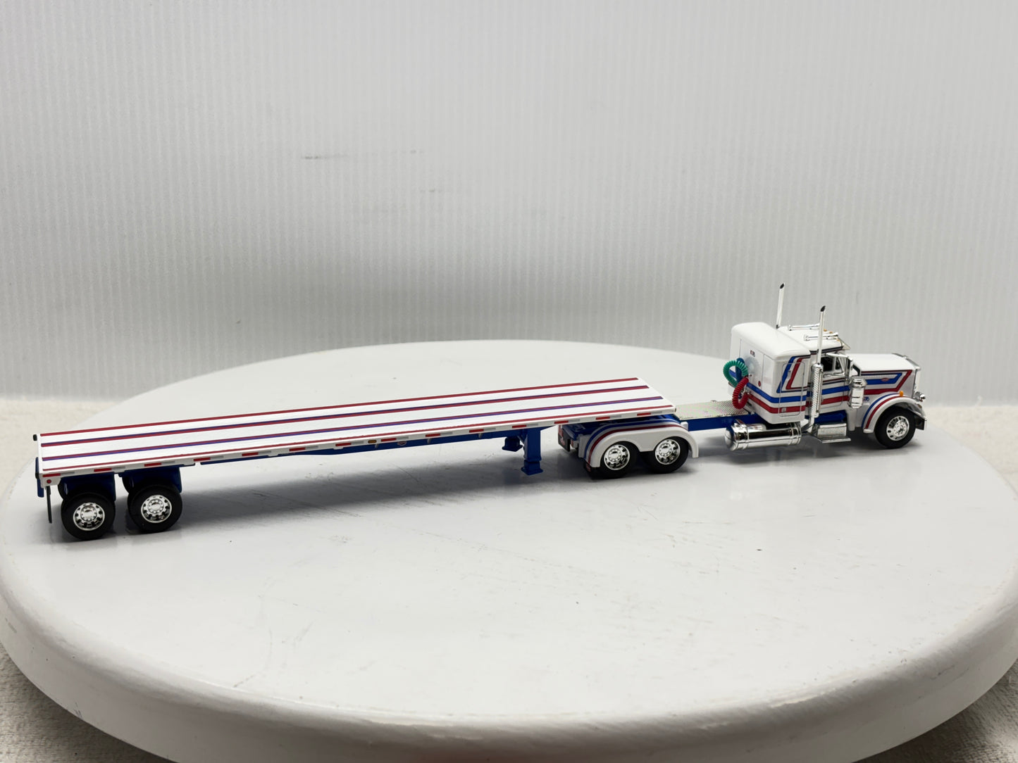 1/64 Peterbilt 359 36'' Flat Top Bicentennial