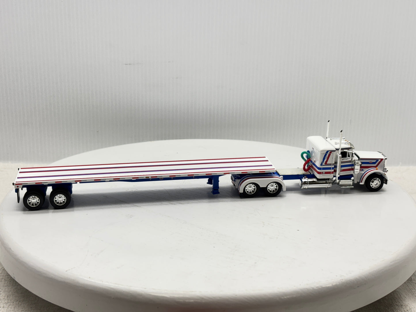 1/64 Peterbilt 359 36'' Flat Top Bicentennial