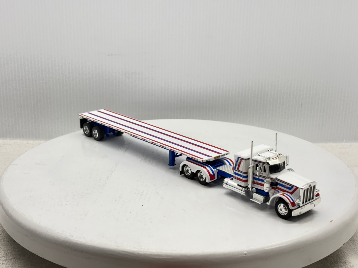 1/64 Peterbilt 359 36'' Flat Top Bicentennial