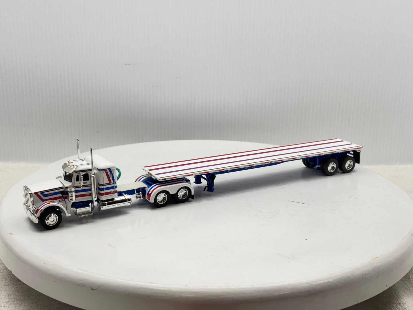 1/64 Peterbilt 359 36'' Flat Top Bicentennial