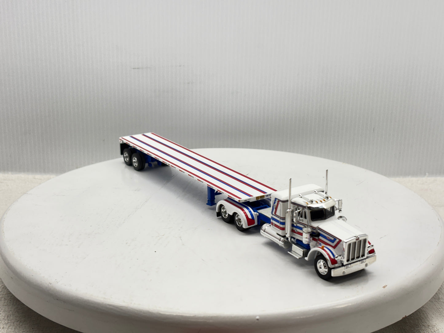 1/64 Peterbilt 359 36'' Flat Top Bicentennial