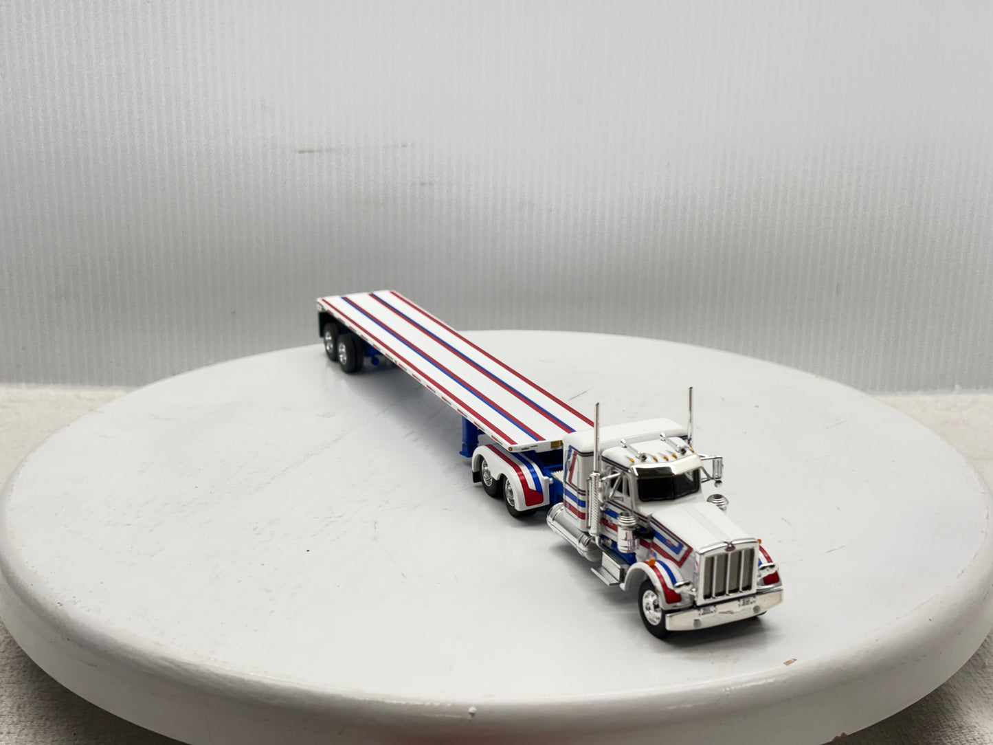 1/64 Peterbilt 359 36'' Flat Top Bicentennial