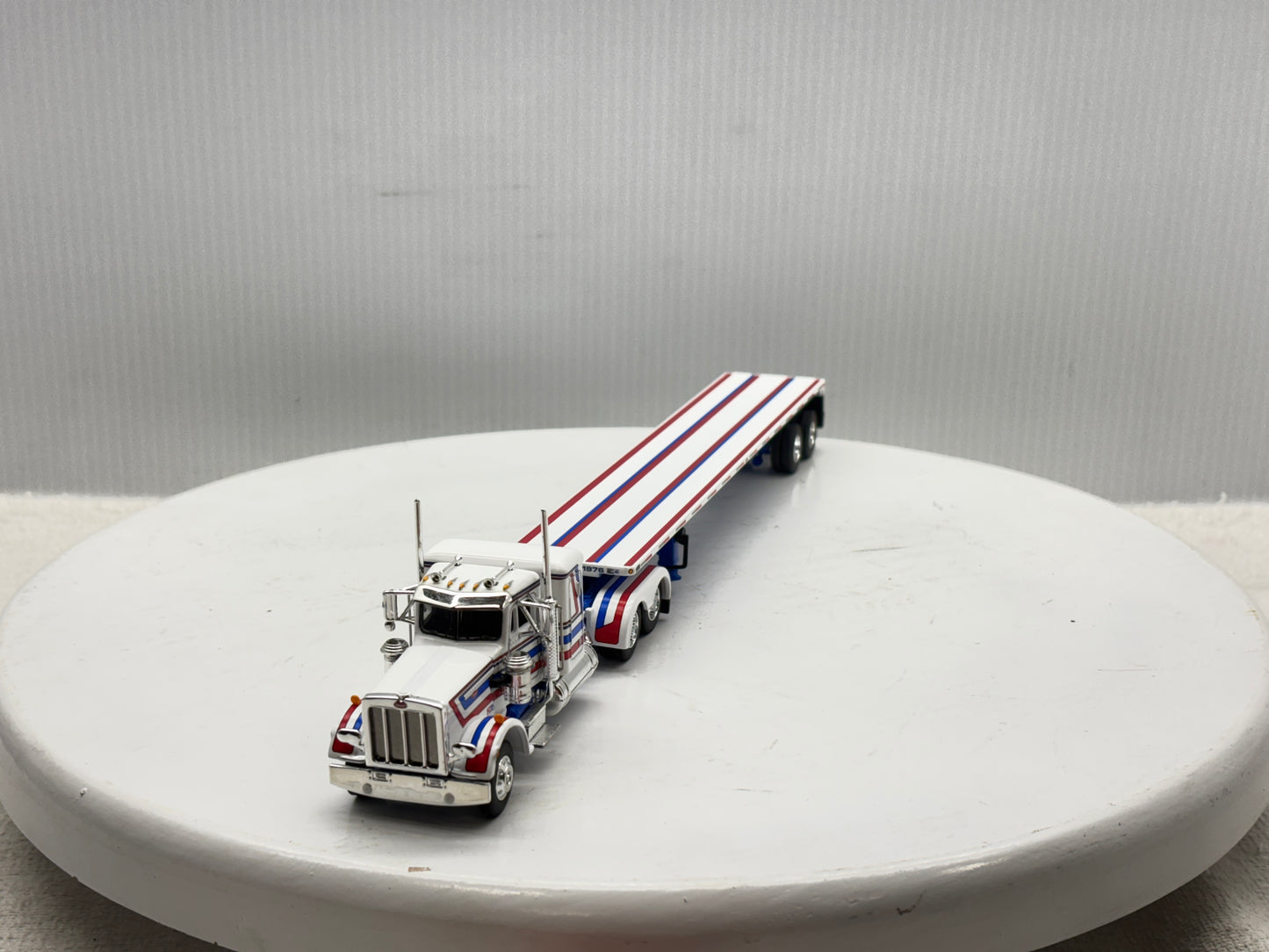 1/64 Peterbilt 359 36'' Flat Top Bicentennial
