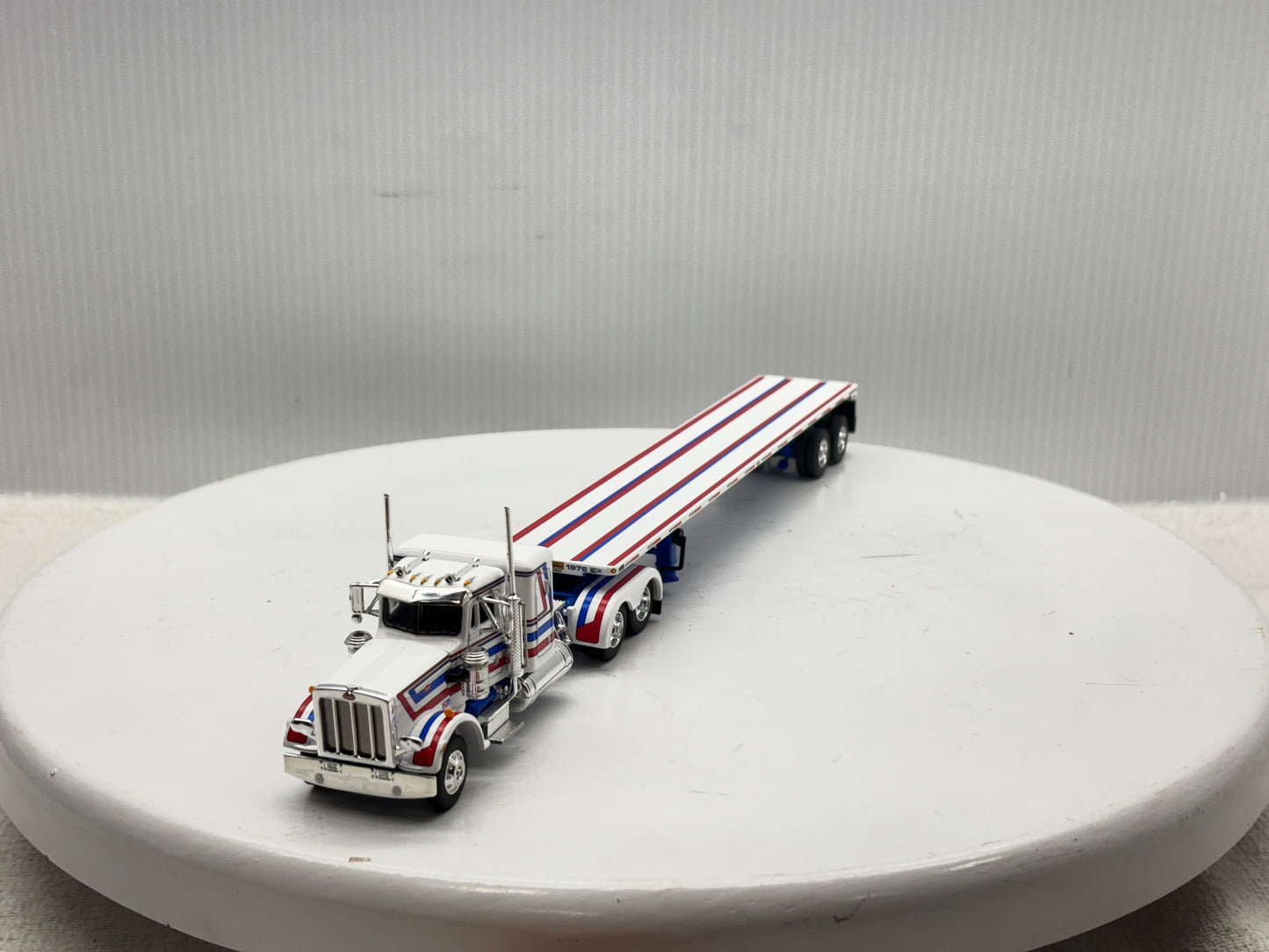 1/64 Peterbilt 359 36'' Flat Top Bicentennial