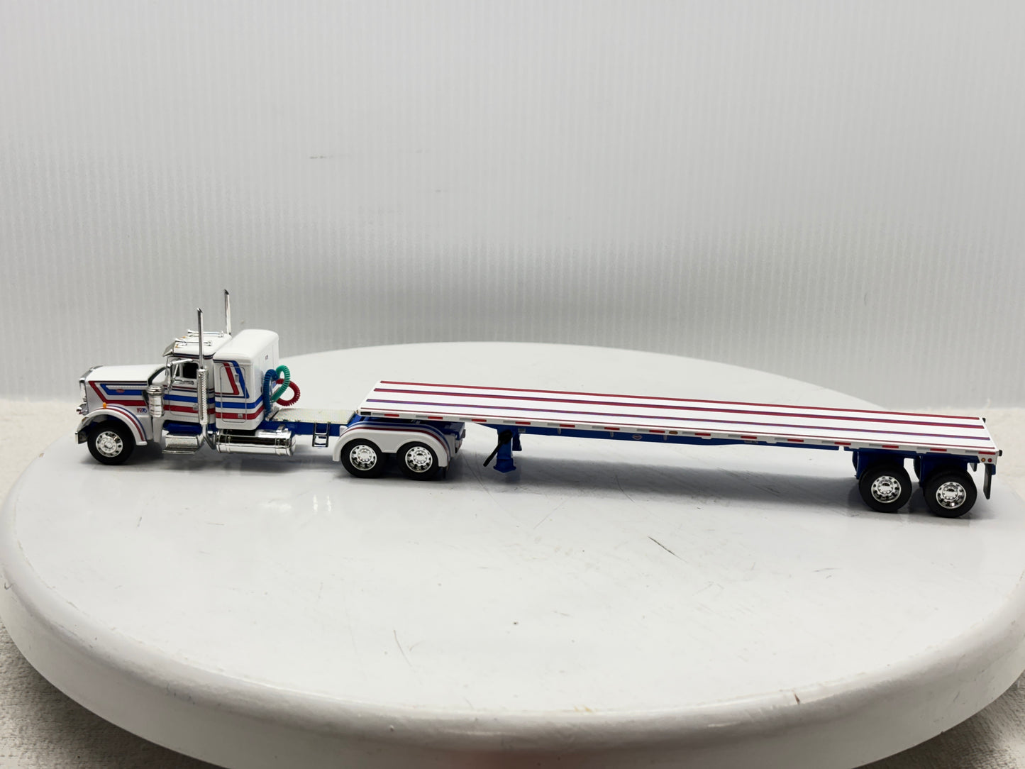 1/64 Peterbilt 359 36'' Flat Top Bicentennial