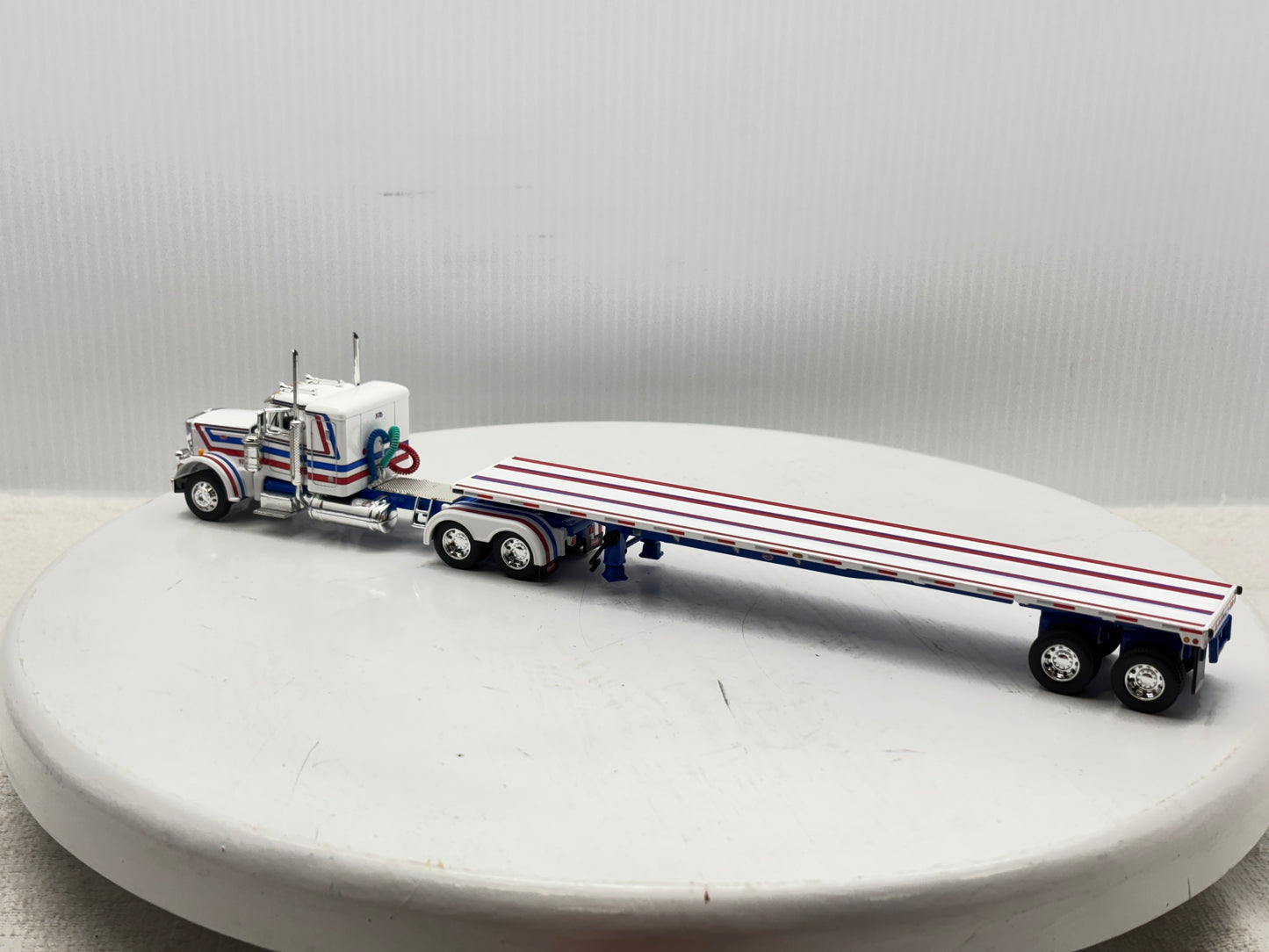 1/64 Peterbilt 359 36'' Flat Top Bicentennial