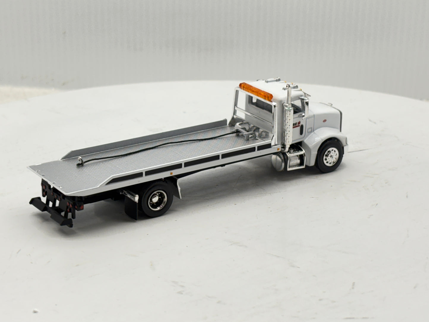 1/64 Peterbilt 385 Rollback White