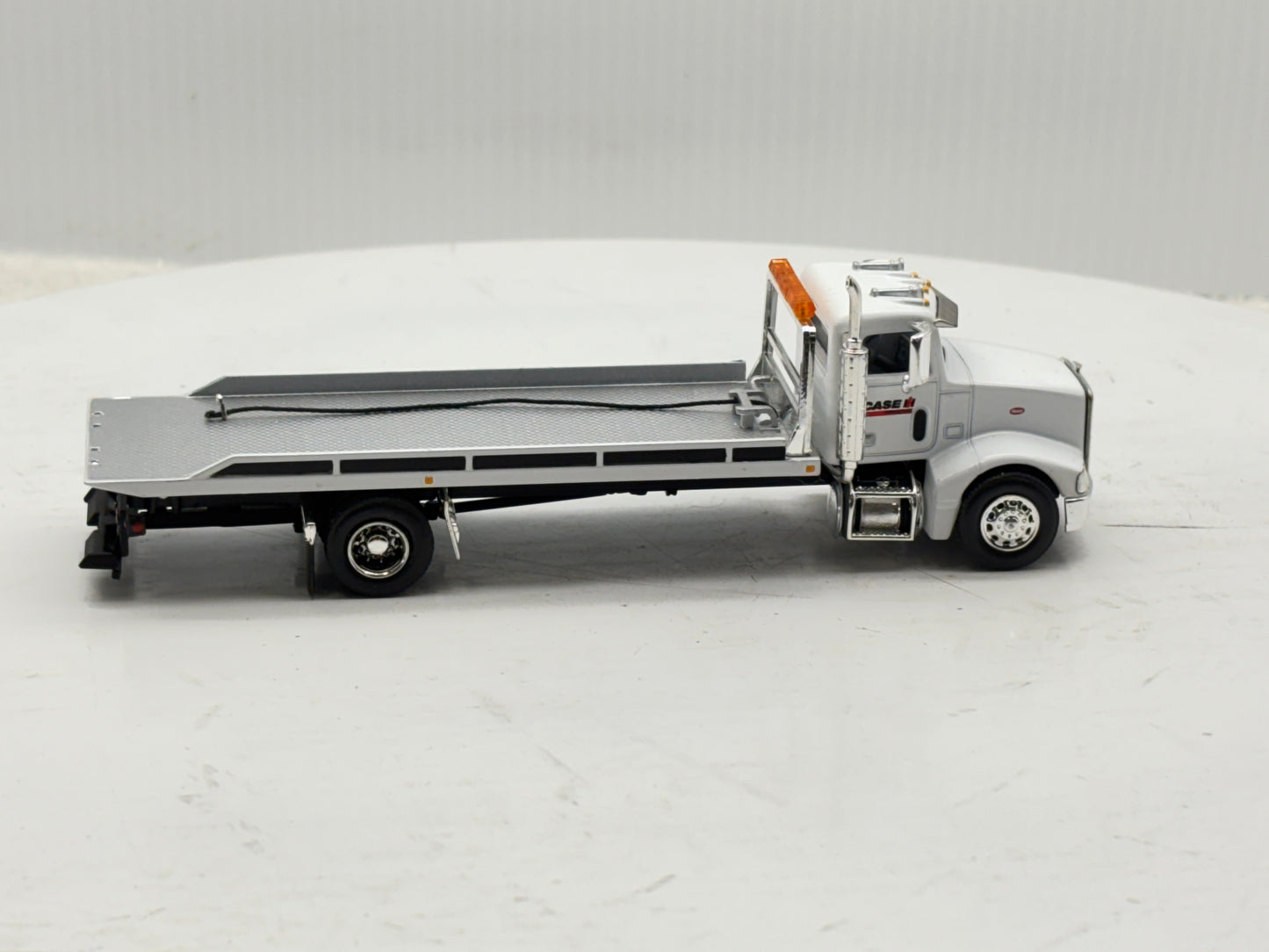 1/64 Peterbilt 385 Rollback White