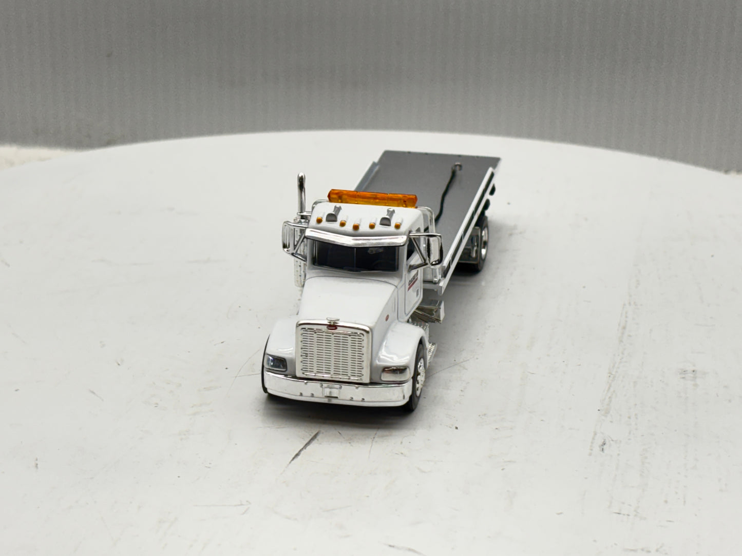1/64 Peterbilt 385 Rollback White