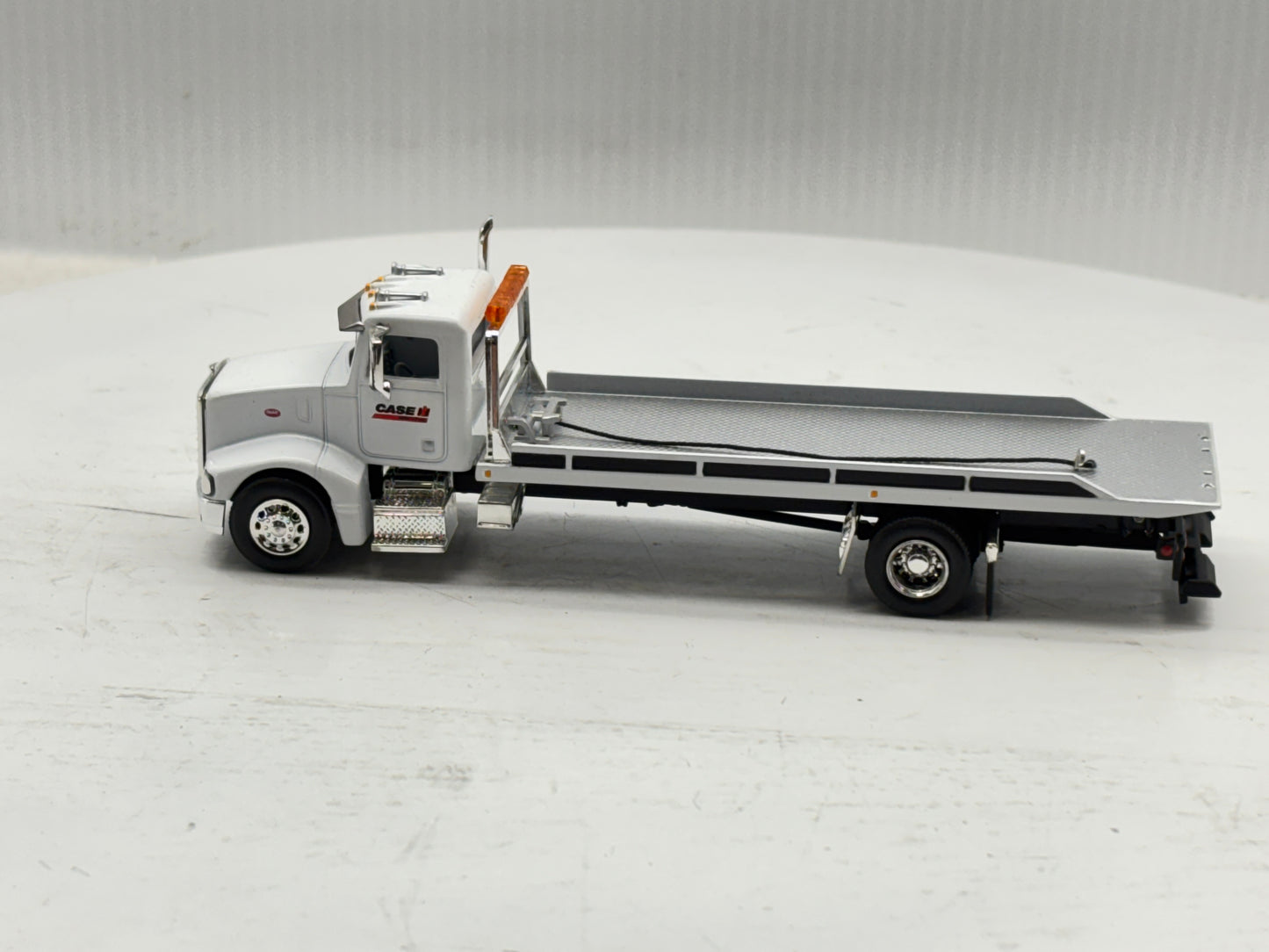 1/64 Peterbilt 385 Rollback White