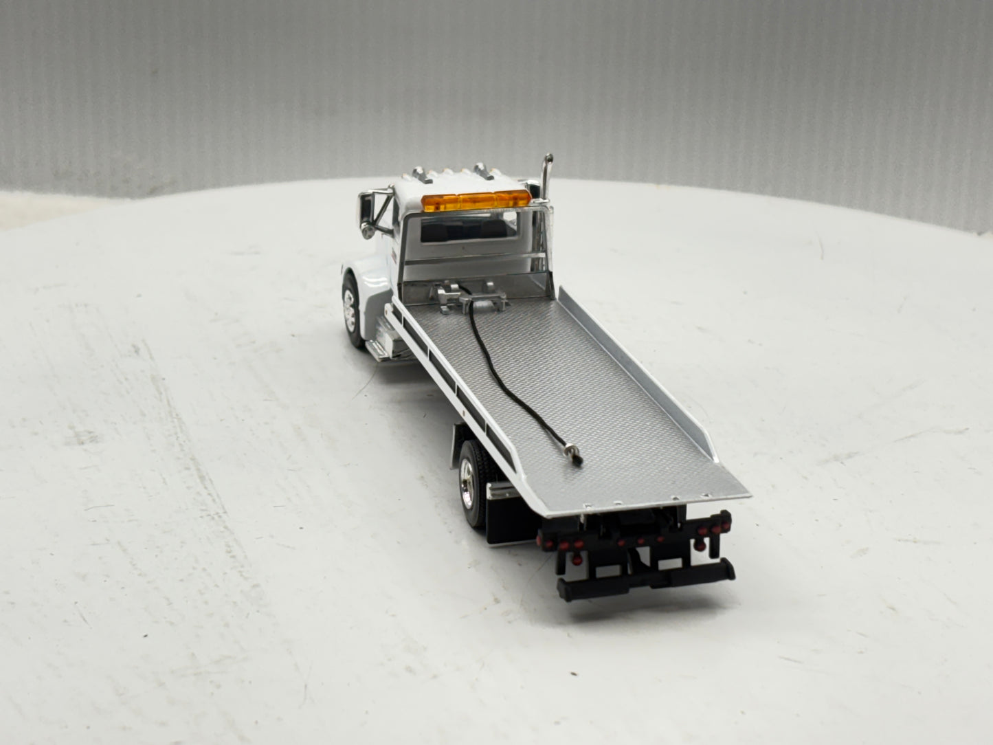 1/64 Peterbilt 385 Rollback White