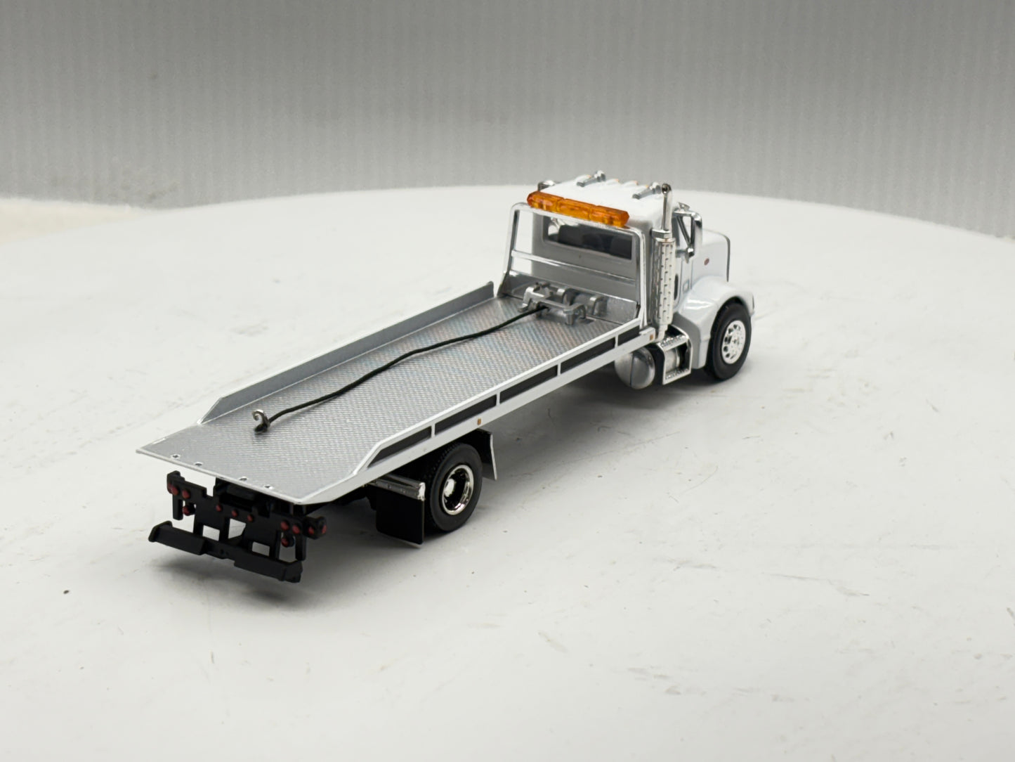 1/64 Peterbilt 385 Rollback White