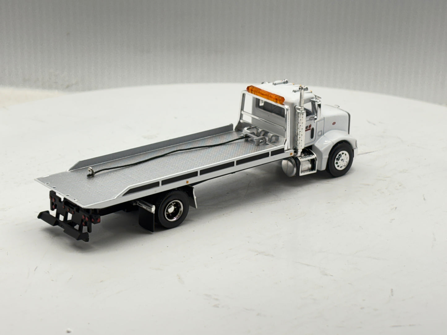 1/64 Peterbilt 385 Rollback White