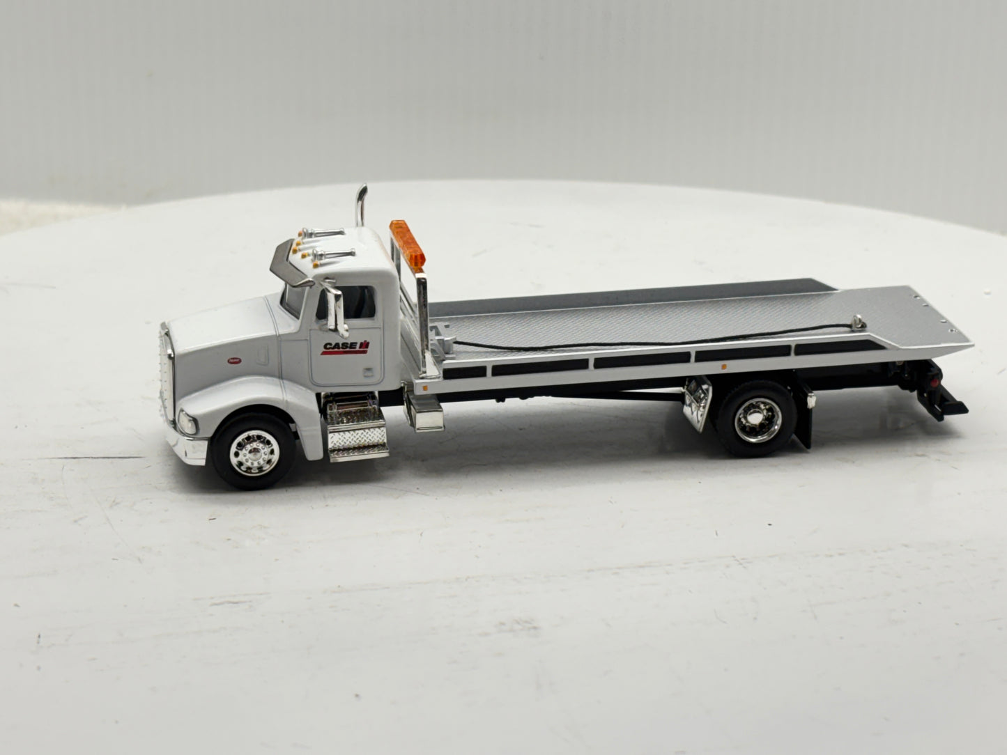 1/64 Peterbilt 385 Rollback White