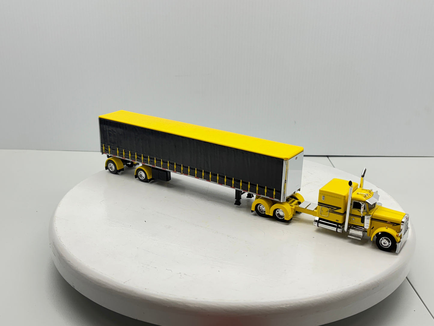 1/64 Peterbilt 63'' Flat Top (Yellow)
