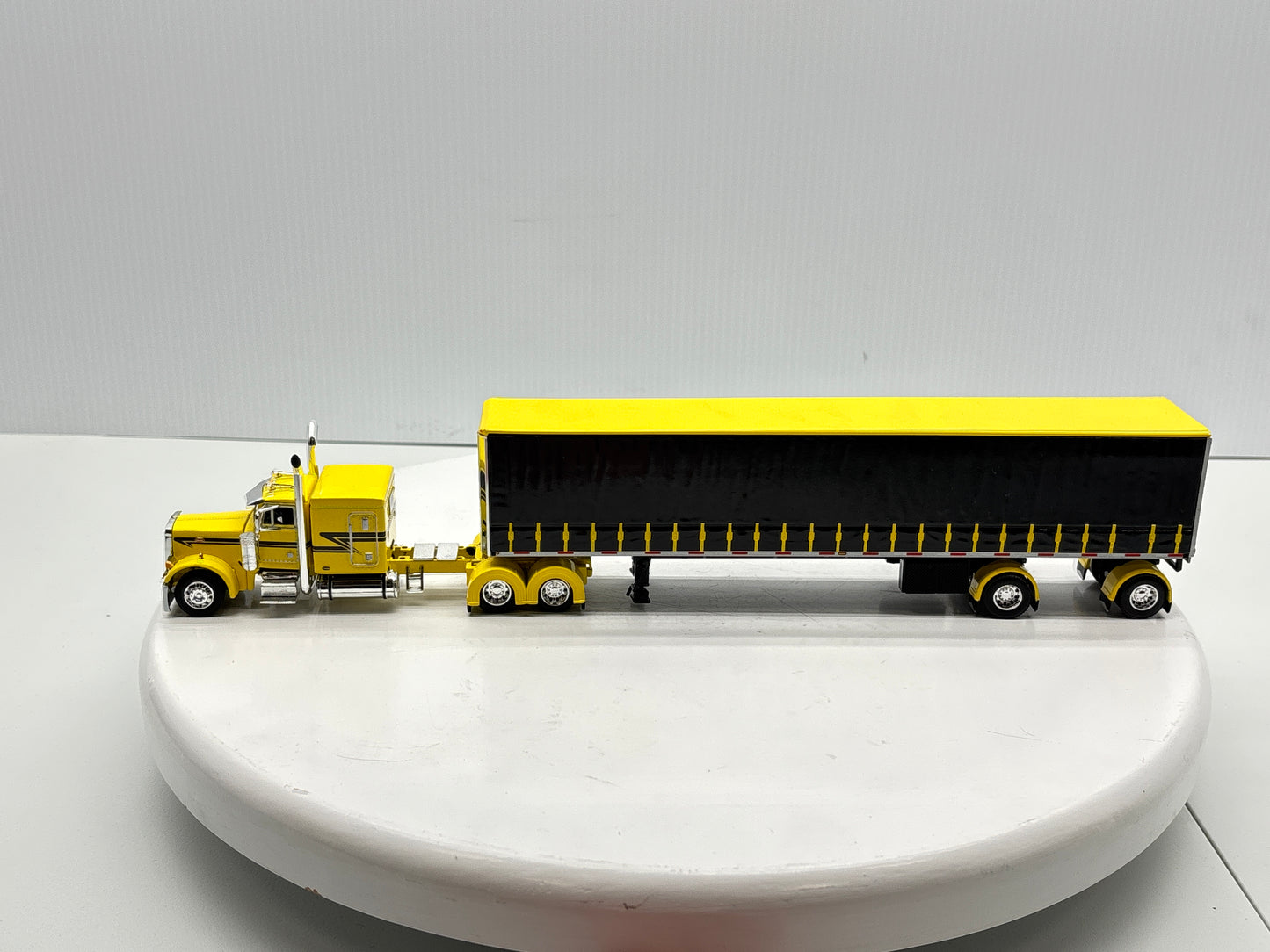 1/64 Peterbilt 63'' Flat Top (Yellow)