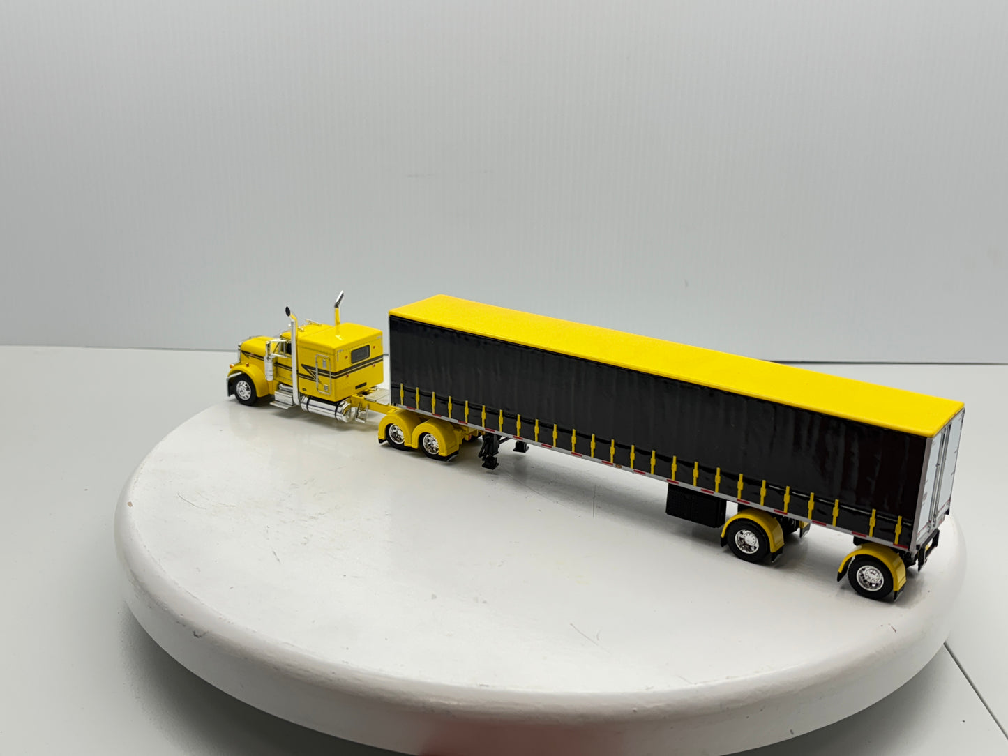 1/64 Peterbilt 63'' Flat Top (Yellow)