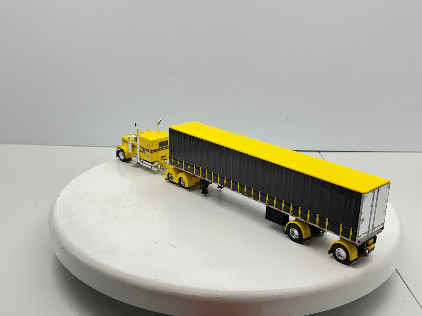 1/64 Peterbilt 63'' Flat Top (Yellow)