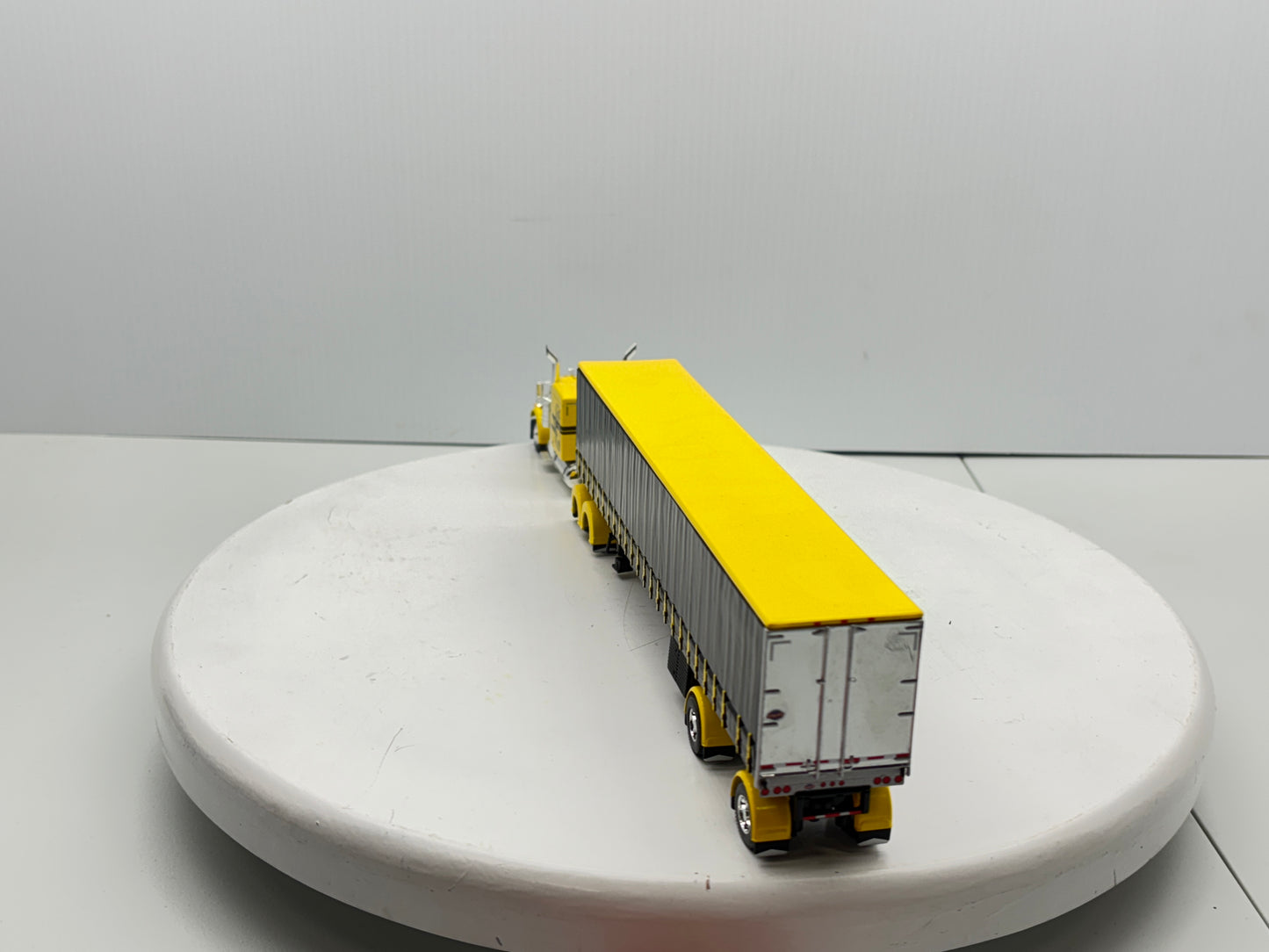 1/64 Peterbilt 63'' Flat Top (Yellow)