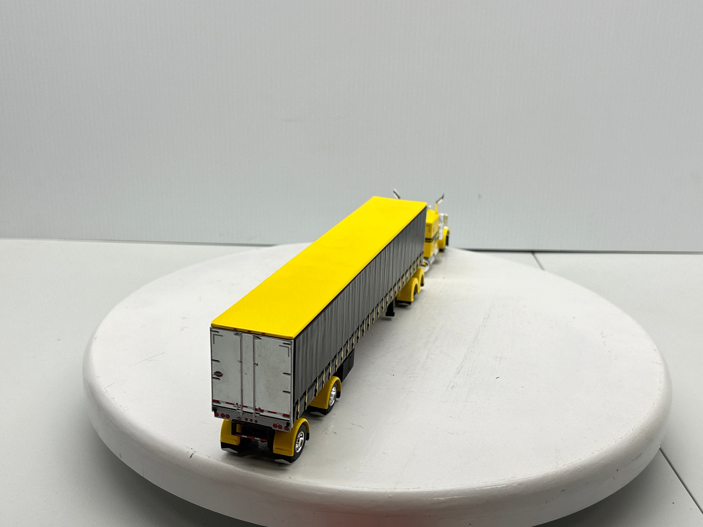 1/64 Peterbilt 63'' Flat Top (Yellow)