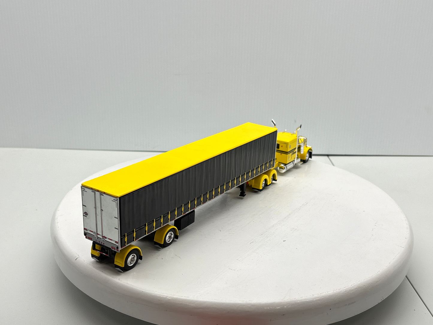 1/64 Peterbilt 63'' Flat Top (Yellow)
