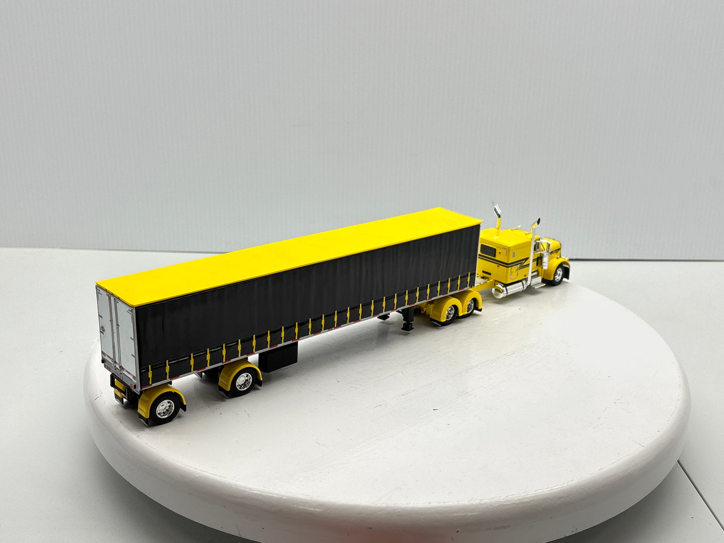 1/64 Peterbilt 63'' Flat Top (Yellow)
