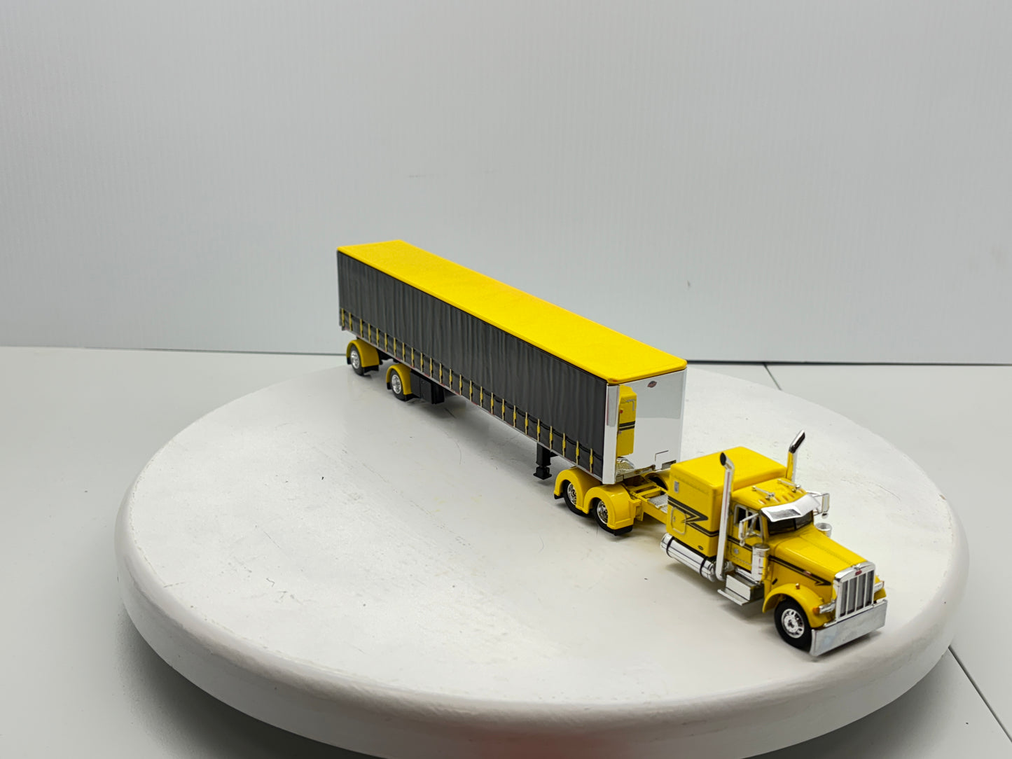 1/64 Peterbilt 63'' Flat Top (Yellow)