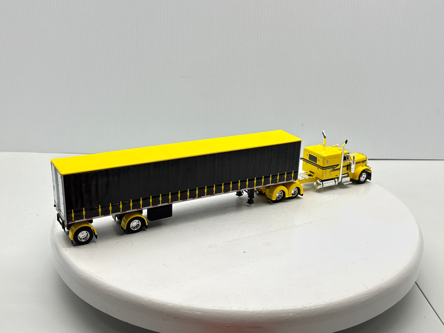1/64 Peterbilt 63'' Flat Top (Yellow)