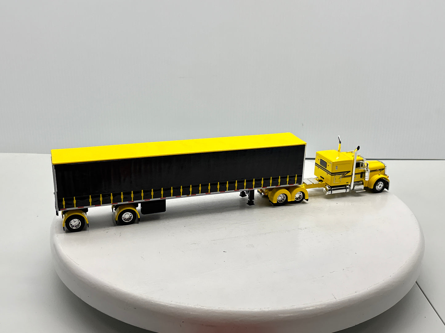 1/64 Peterbilt 63'' Flat Top (Yellow)