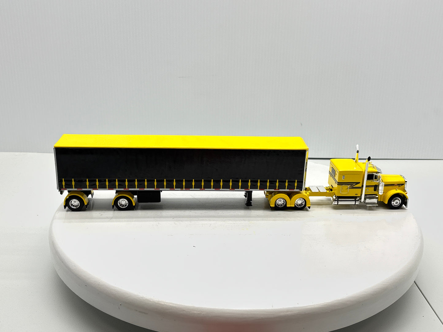 1/64 Peterbilt 63'' Flat Top (Yellow)