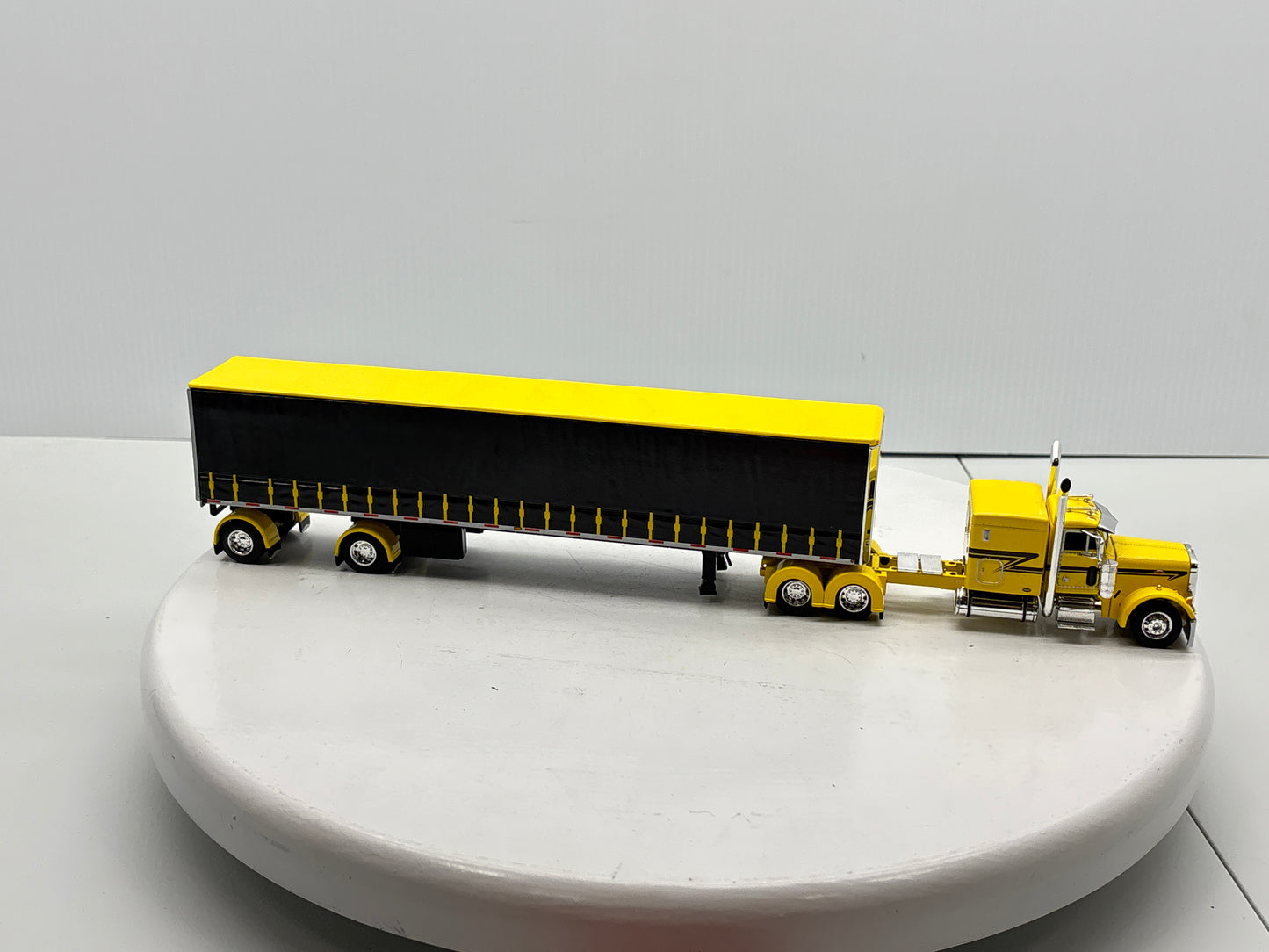 1/64 Peterbilt 63'' Flat Top (Yellow)