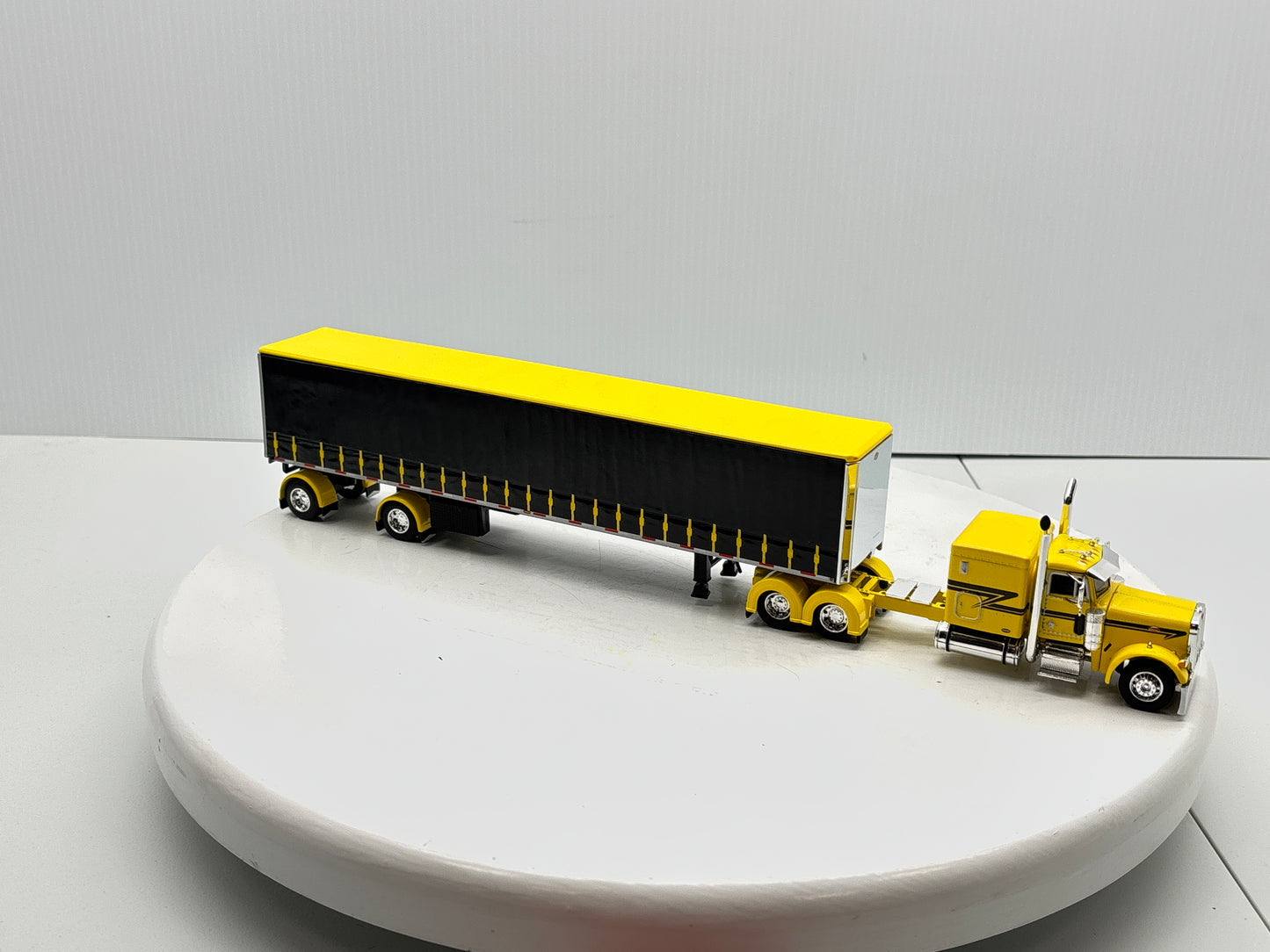 1/64 Peterbilt 63'' Flat Top (Yellow)