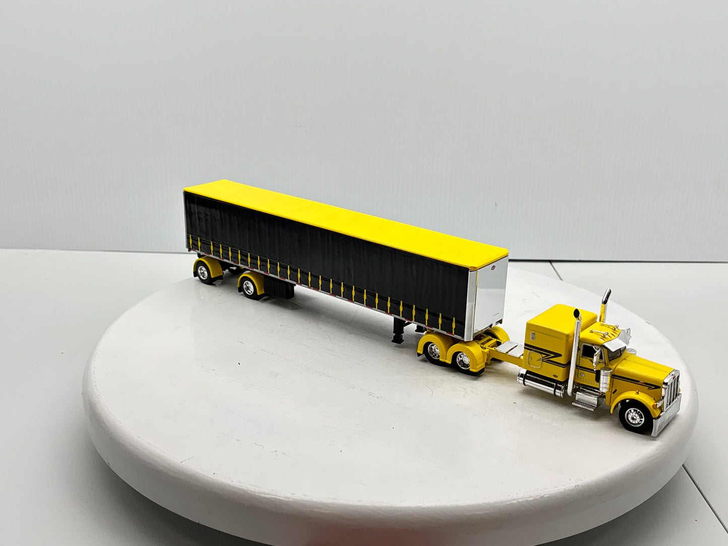1/64 Peterbilt 63'' Flat Top (Yellow)