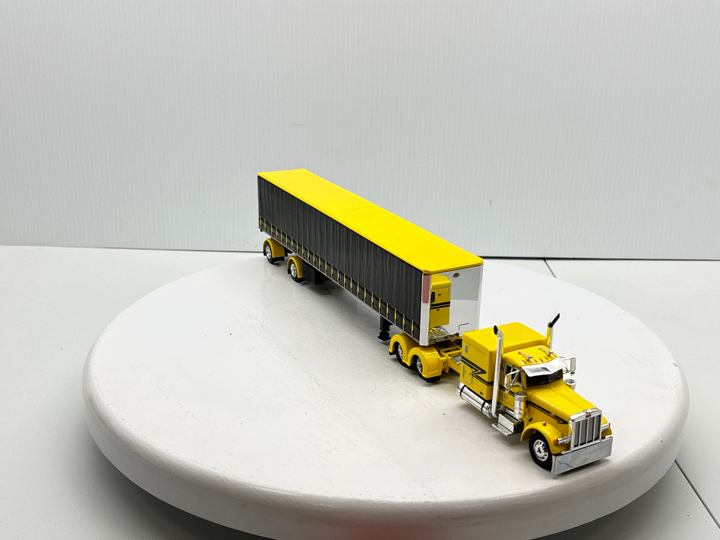 1/64 Peterbilt 63'' Flat Top (Yellow)