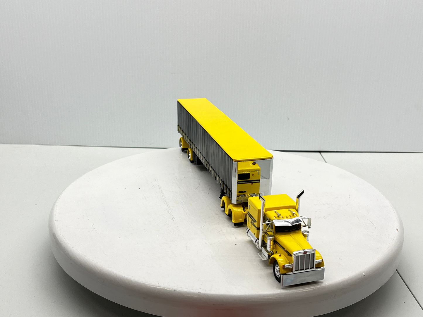 1/64 Peterbilt 63'' Flat Top (Yellow)
