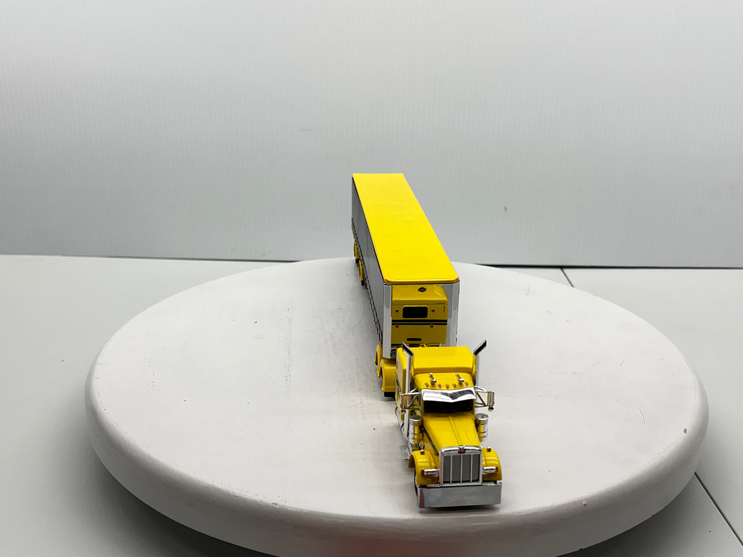 1/64 Peterbilt 63'' Flat Top (Yellow)