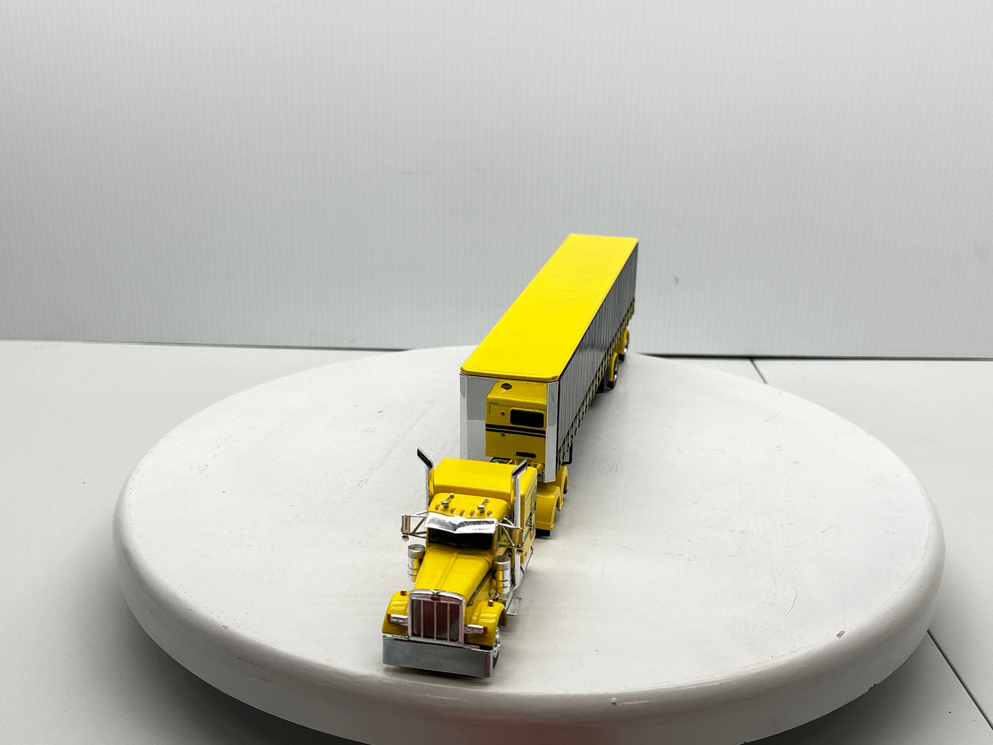 1/64 Peterbilt 63'' Flat Top (Yellow)