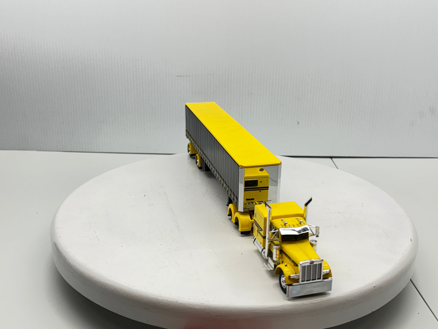 1/64 Peterbilt 63'' Flat Top (Yellow)