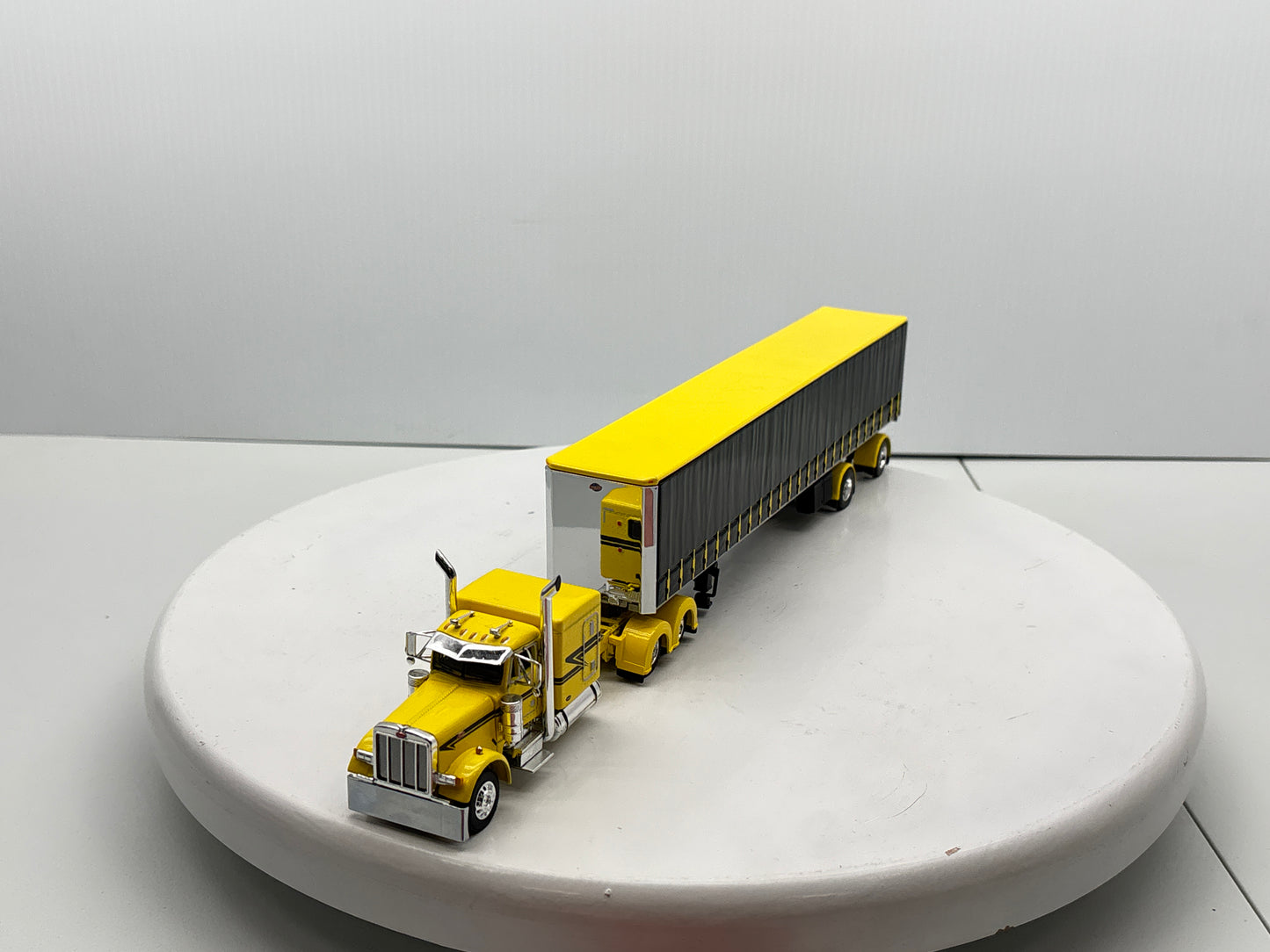 1/64 Peterbilt 63'' Flat Top (Yellow)